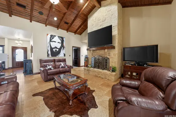 204 RED OAK LN, Ingram, TX 78025