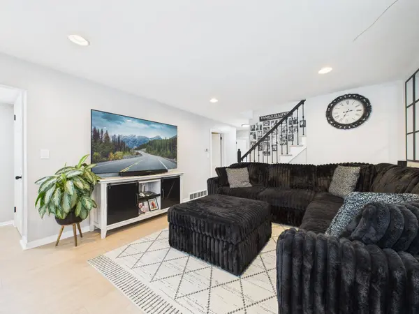 824 S 92nd St, West Allis, WI 53214