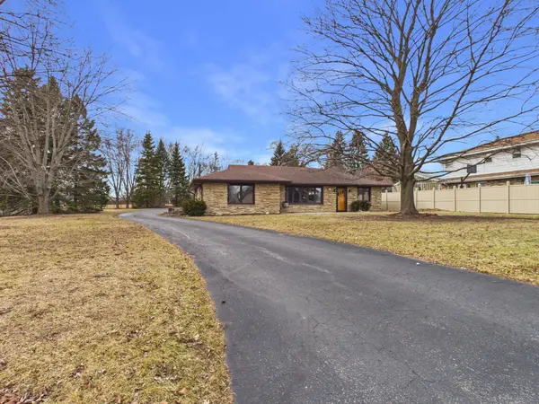 W180N8607 Town Hall Rd, Menomonee Falls, WI 53051