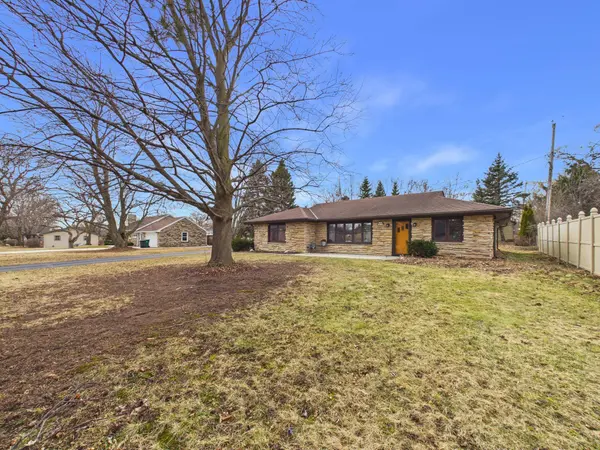 W180N8607 Town Hall Rd, Menomonee Falls, WI 53051