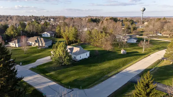 W272N387 Hilltop Dr, Pewaukee, WI 53188