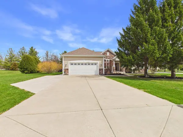W272N387 Hilltop Dr, Pewaukee, WI 53188