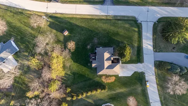 W272N387 Hilltop Dr, Pewaukee, WI 53188
