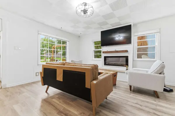 233 E Hawthrone DR, Round Lake Beach, IL 60073