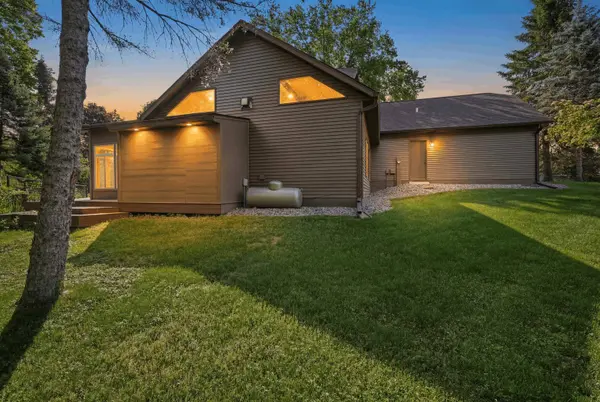 312 River Wood Bend, Deforest, WI 53532
