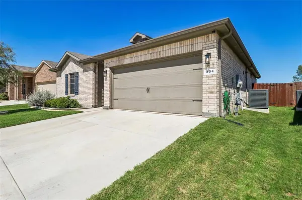 304 Crowfoot Drive, Fort Worth, TX 76131