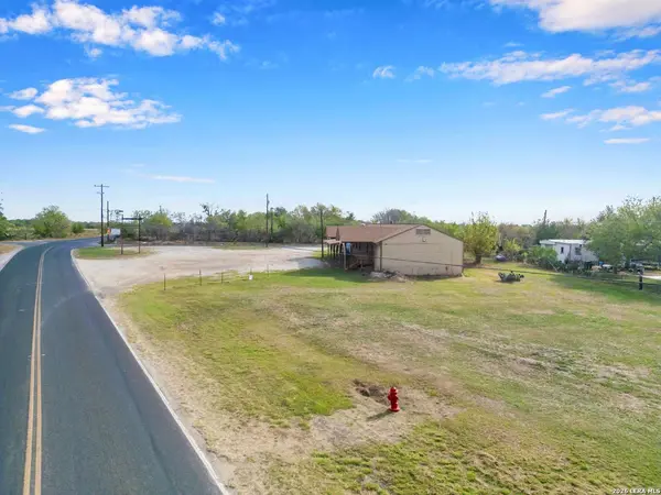 13585 Luckey Rd, Atascosa, TX 78002