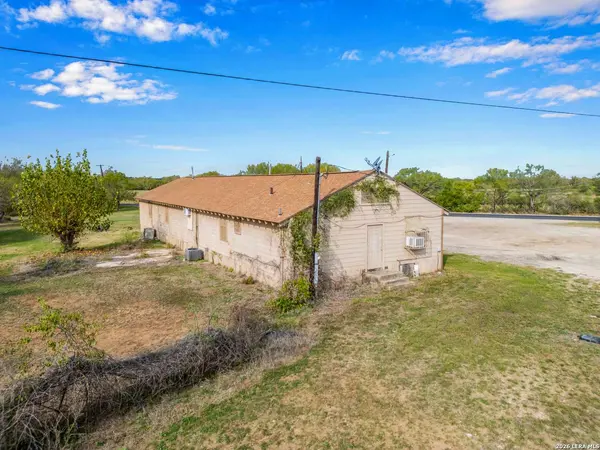 13585 Luckey Rd, Atascosa, TX 78002