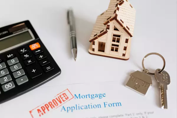 mortgage-contract-house-figurine