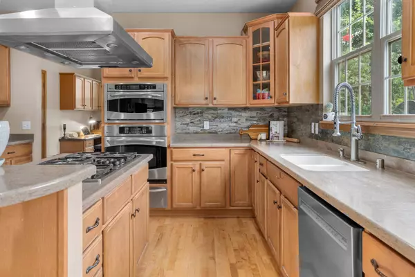 W244N5606 Quail Run Ct, Sussex, WI 53089