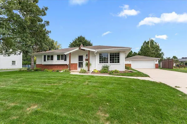 W244N6564 Westchester Dr, Sussex, WI 53089
