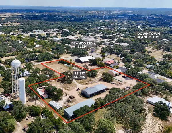 1008 13th St, Blanco, TX 78606-4918