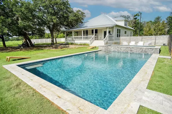 141 Grassyville Rd, Paige, TX 78659-4935