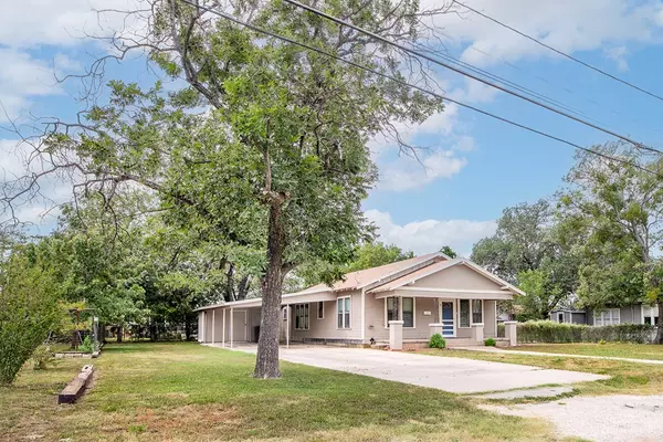 Brady, TX 76825-6133,1104 S Walnut St