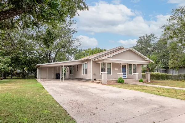 Brady, TX 76825-6133,1104 S Walnut St