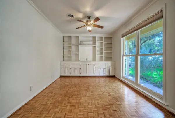 7 Inwood Cir, Rollingwood, TX 78746-4643