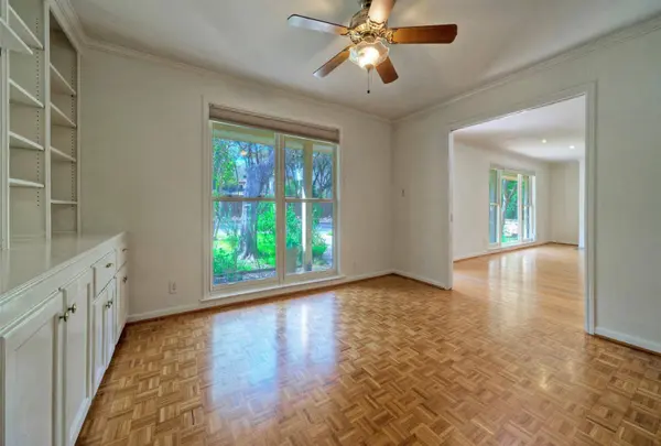 7 Inwood Cir, Rollingwood, TX 78746-4643