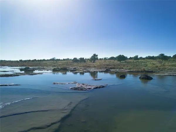 900 Rio Vista RD, Johnson City, TX 78636