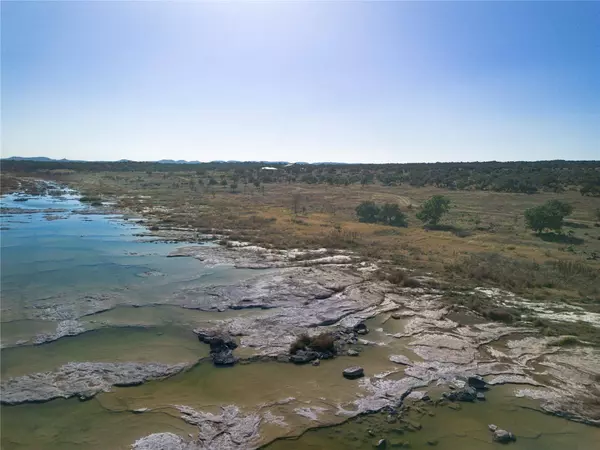 900 Rio Vista RD, Johnson City, TX 78636