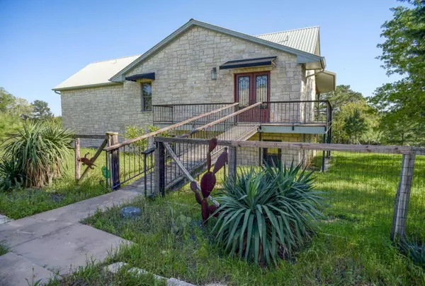 490 John Craft RD, Red Rock, TX 78662