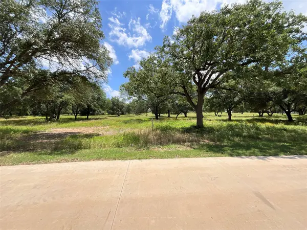 109 Mallard LN, Columbus, TX 78934