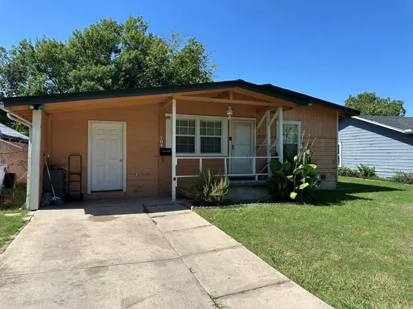 704 Otis ST, Taylor, TX 76574
