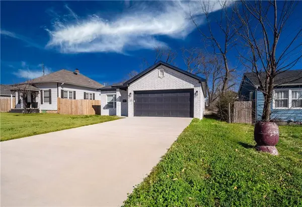 1027 S Arkansas St, Rogers, AR 72756