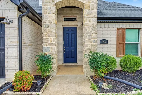 1902 W Broadway Pl, Rogers, AR 72758