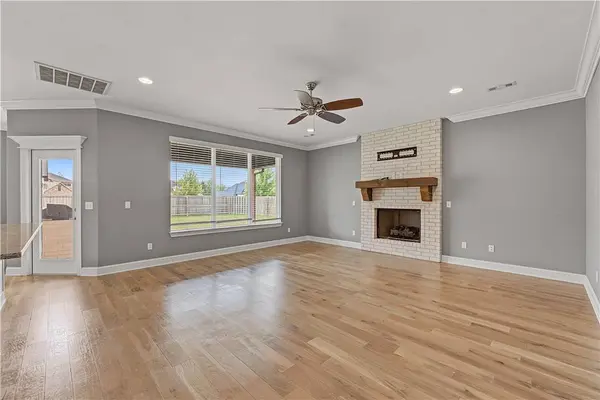 1902 W Broadway Pl, Rogers, AR 72758