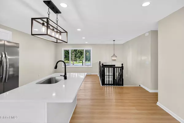 10 Harris Road, Halfmoon, NY 12188