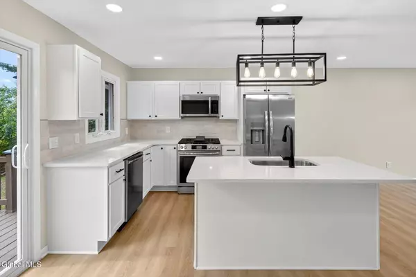 10 Harris Road, Halfmoon, NY 12188