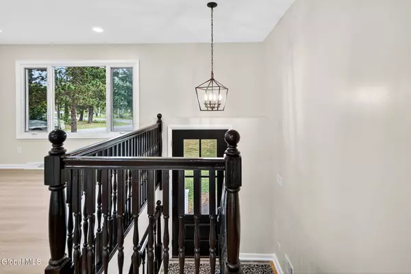 10 Harris Road, Halfmoon, NY 12188