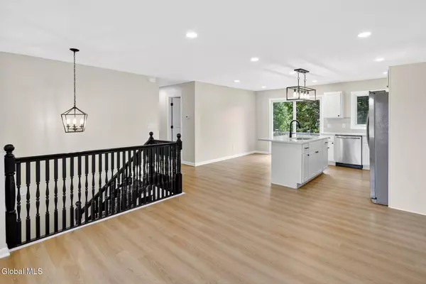 10 Harris Road, Halfmoon, NY 12188