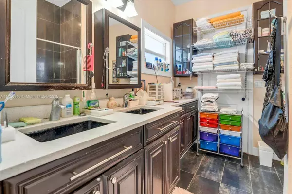 261 NE 41st St, Oakland Park, FL 33334