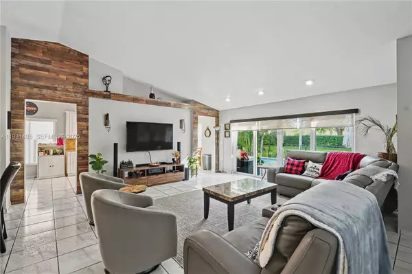 18736 NW 1st St, Pembroke Pines, FL 33029