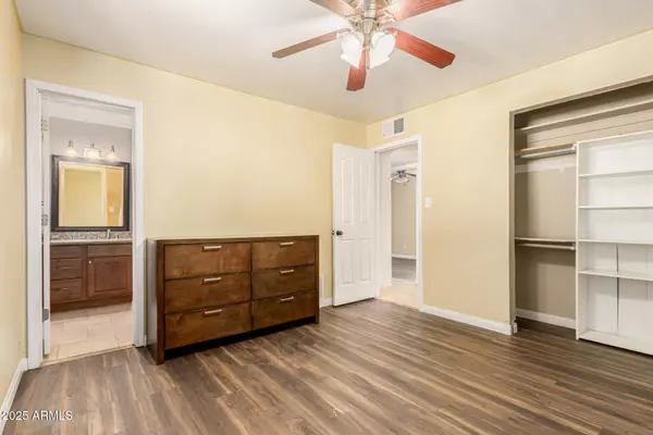 3823 W LAWRENCE Road, Phoenix, AZ 85019