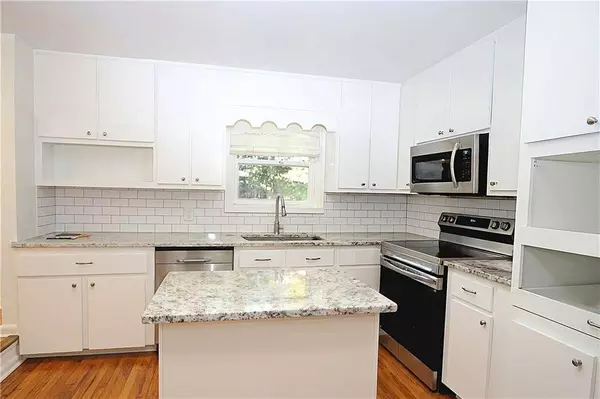 1033 Sandalwood DR, Lawrenceville, GA 30043