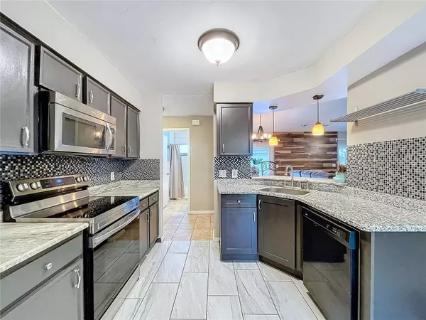 1027 HARDWOOD DR, Valrico, FL 33596