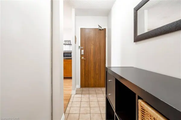 700 Dynes Road #811, Burlington, ON L7N 3M2