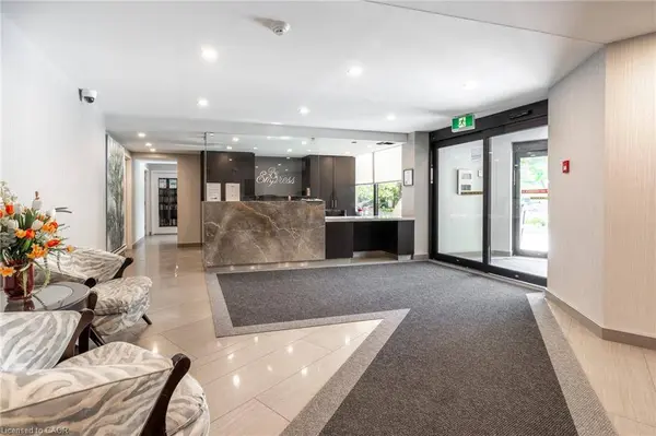 700 Dynes Road #811, Burlington, ON L7N 3M2