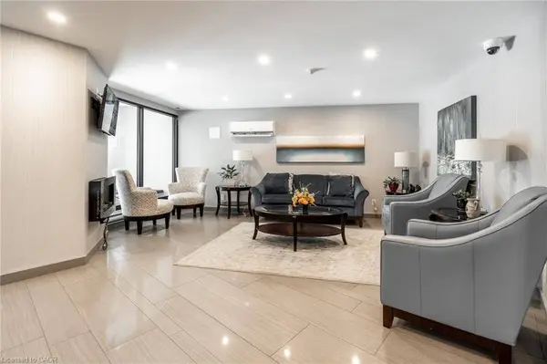 700 Dynes Road #811, Burlington, ON L7N 3M2