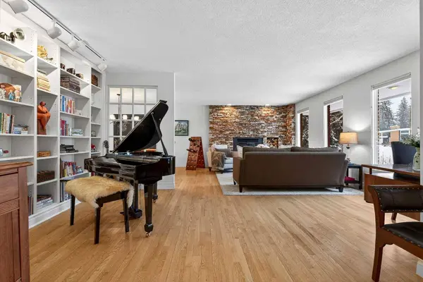 6913 Leaside DR SW, Calgary, AB T3E 6H6