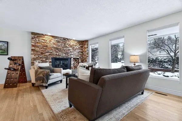 6913 Leaside DR SW, Calgary, AB T3E 6H6
