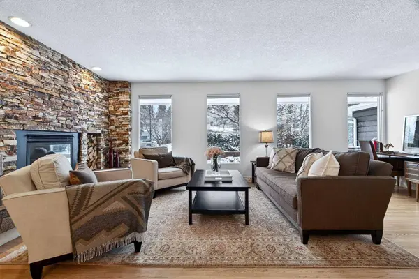 6913 Leaside DR SW, Calgary, AB T3E 6H6