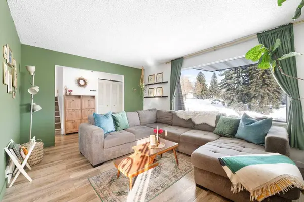 715 130 AVE SW, Calgary, AB T2W 2M9