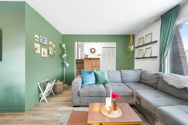 715 130 AVE SW, Calgary, AB T2W 2M9