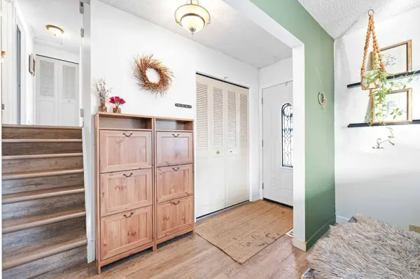 715 130 AVE SW, Calgary, AB T2W 2M9
