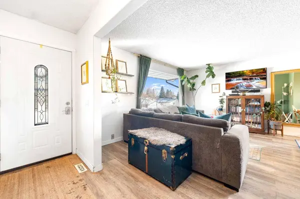 715 130 AVE SW, Calgary, AB T2W 2M9