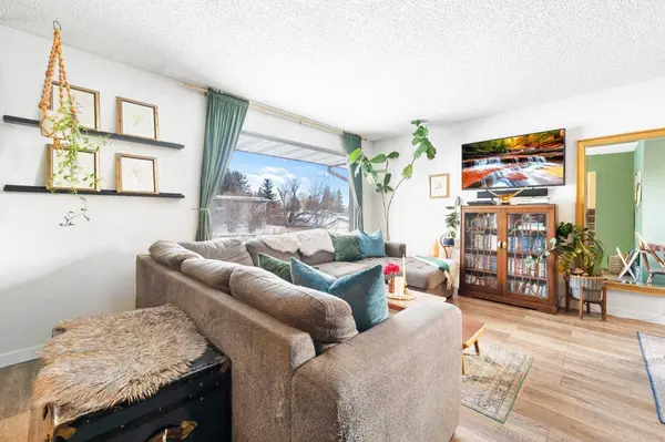 715 130 AVE SW, Calgary, AB T2W 2M9