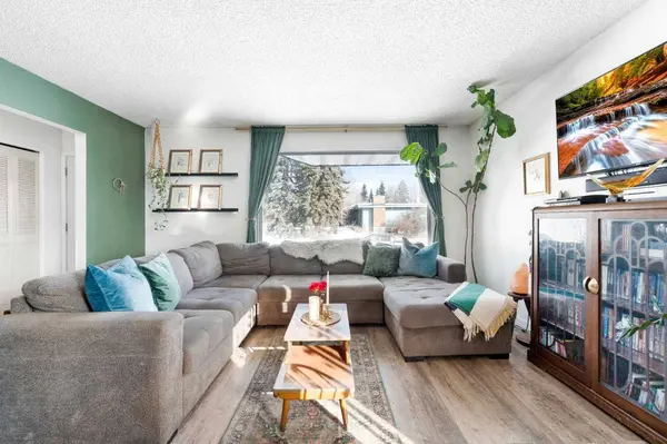 715 130 AVE SW, Calgary, AB T2W 2M9